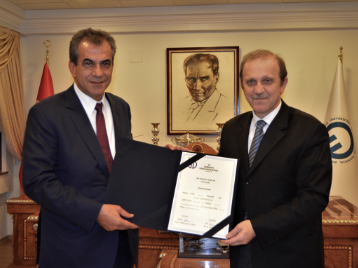 Erdemoğlu Holding Yönetim Kurulu Başkanı İbrahim ERDEMOĞLU, Diplomasını Rektörümüzün Elinden Aldı