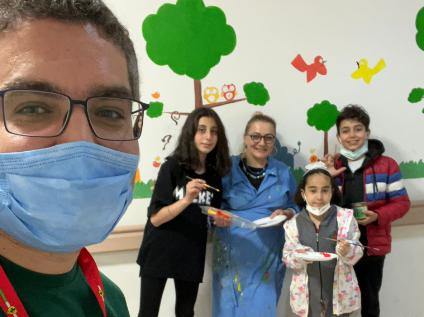 Çocuk Hastalarımız Çocuk Polikliniklerimizin Duvarlarının Boyanmasına Yardım Etti