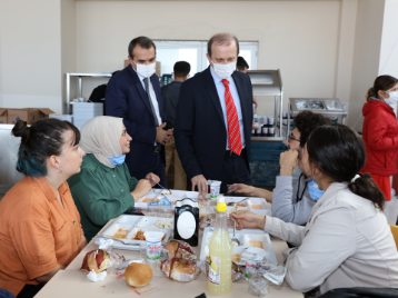 Rektörümüz, Öğrenciler ile Öğle Yemeğinde Buluştu