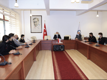 Rektörümüz, TEKNOFESTte Türkiye Birincisi Olan KTÜ Enerji Teknolojileri Topluluğunu Makamında Kabul Etti