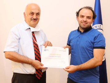 Covid-19 Pandemi sürecinde Uzaktan Eğitim Derslerinin Yürütülmesinde Görev Alan Personele Teşekkür Belgesi Takdimi