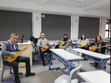 Pandeminin Kahramanları Sazı Eline Aldı